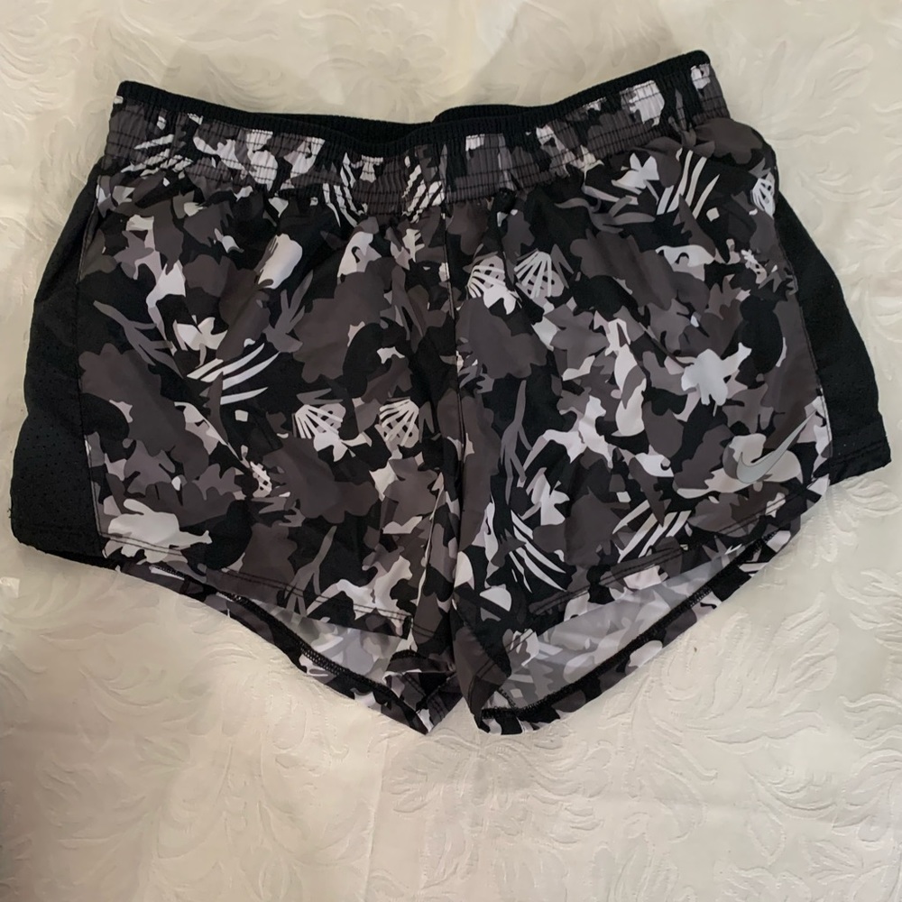 EUC Nike Dri-Fit Black/Gray Camo Athletic Shorts - Size Medium